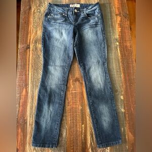 LEI Women's Juniors 7 Short Ashley Low Rise Skinny Medium Wash Stretch Jeans